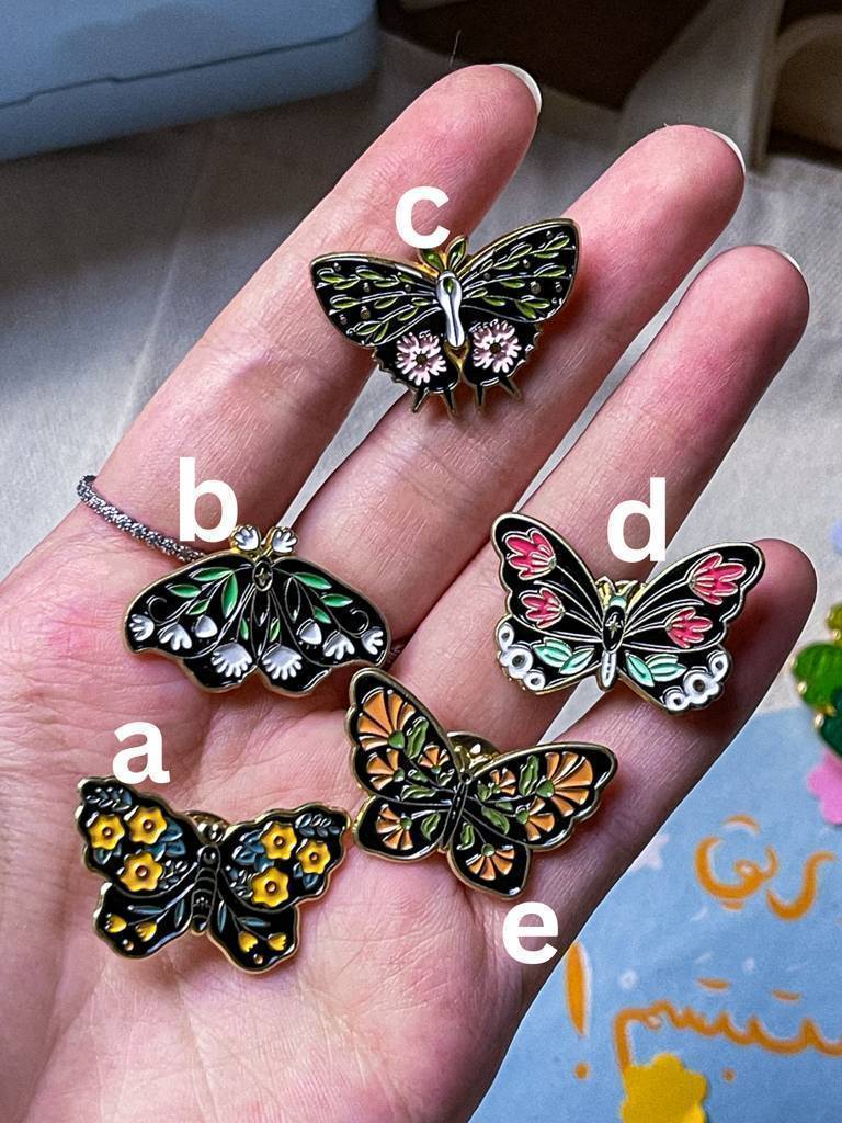 🦋دبابيس الفراشات السوداء المميزة