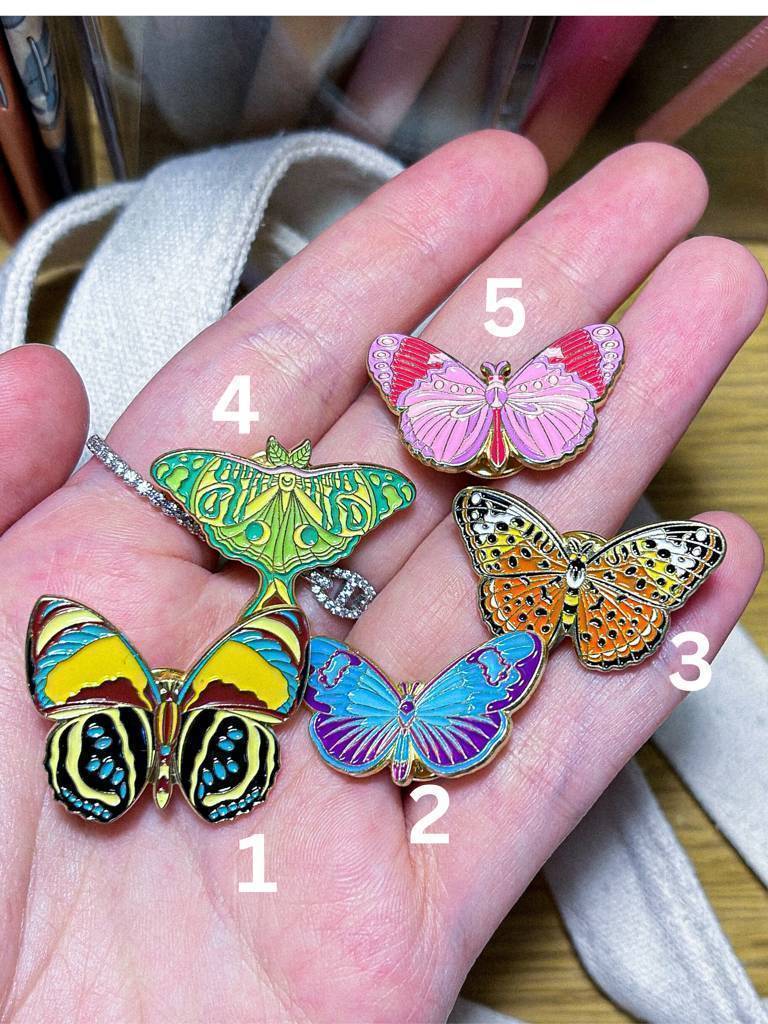 🦋دبابيس فراشات